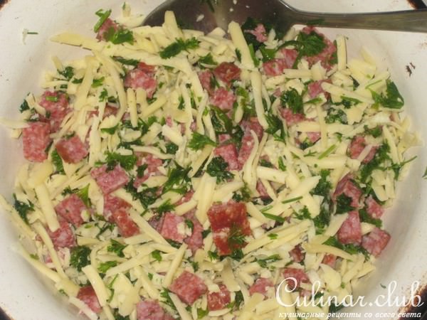 Печеный картофель, фаршированный сырокопченой колбасой, сыром, зеленью и чесноком