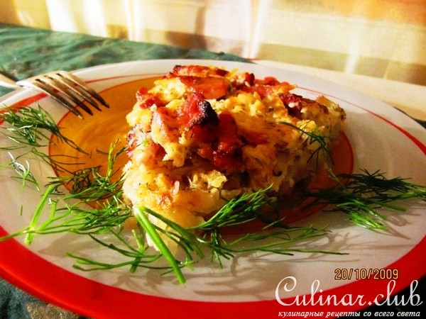 Картофельная запеканка под сырно-шкварочным соусом