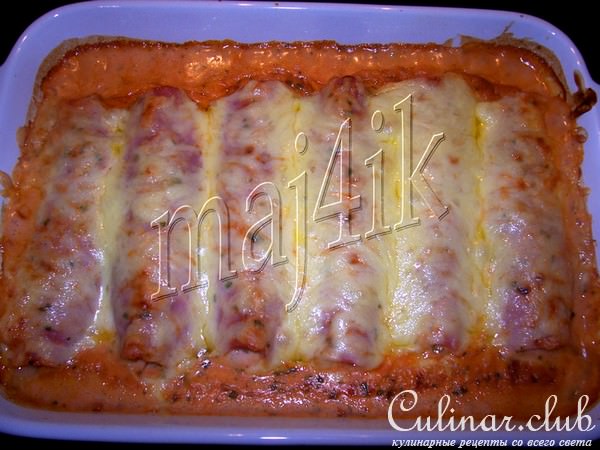 Запечённые рулетики из ветчины с фаршем под соусом и сырной шапкой