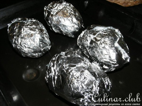      (baked potate with beans and cheese) 