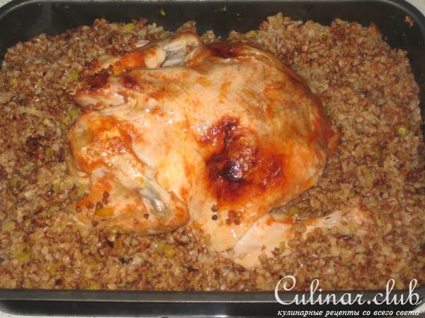 Курочка с гречей и луком-пореем из духовки.