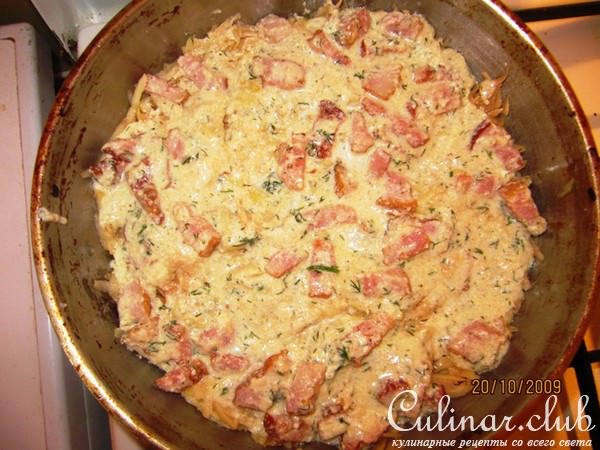 Картофельная запеканка под сырно-шкварочным соусом