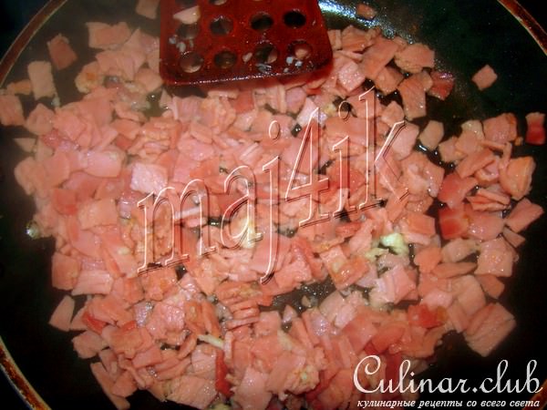 Сочные рулетики из куриной грудки в томатно-винном соусе да под сливочно-сырной шапкой