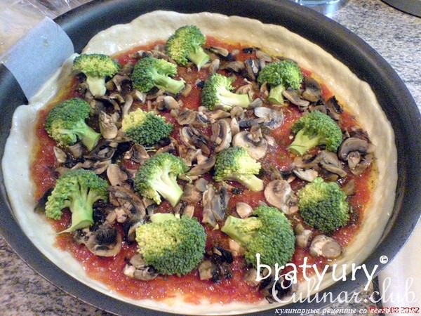 Chicago Style Pizza at Pizzeria Uno - ,      youtube.com 