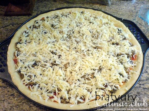 Пицца с грибами, сыром Mozzarella и колбасой Pepperoni