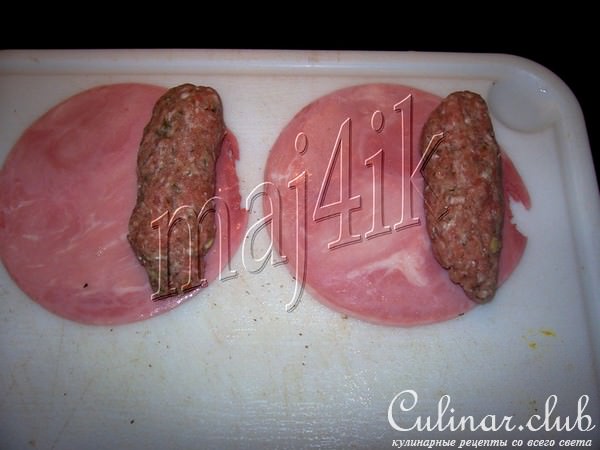 Запечённые рулетики из ветчины с фаршем под соусом и сырной шапкой