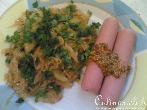 Сосиски с капустой и яблоками по-баварски