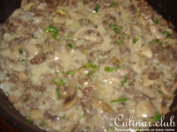 Паста с мясным фаршем и грибами в сметанном соусе