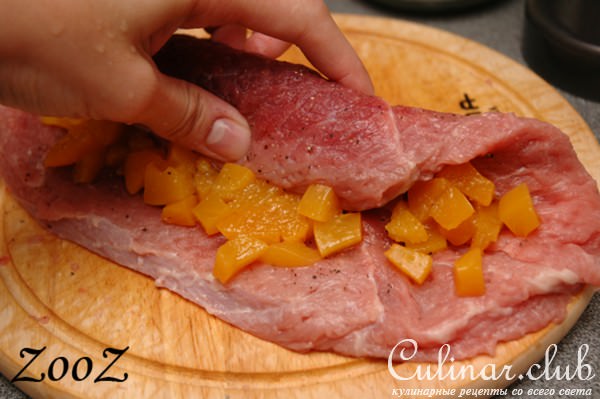 Рулет из свининки с персиками