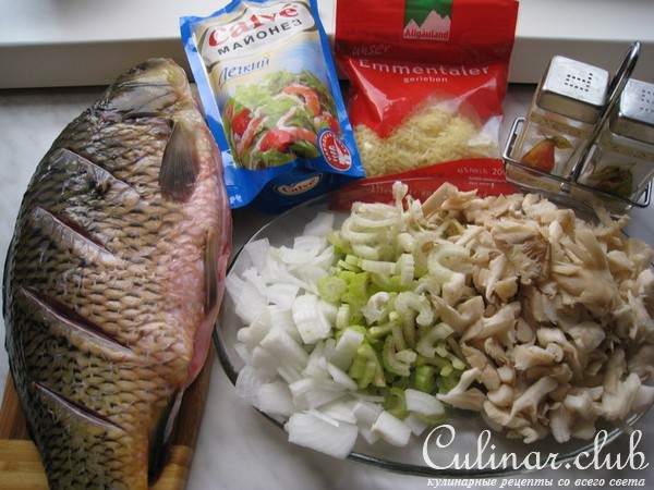 Сазан запеченый с грибами и сельдереем