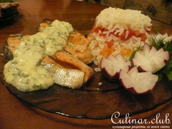 Семга под сливочным соусом с рисом и овощами