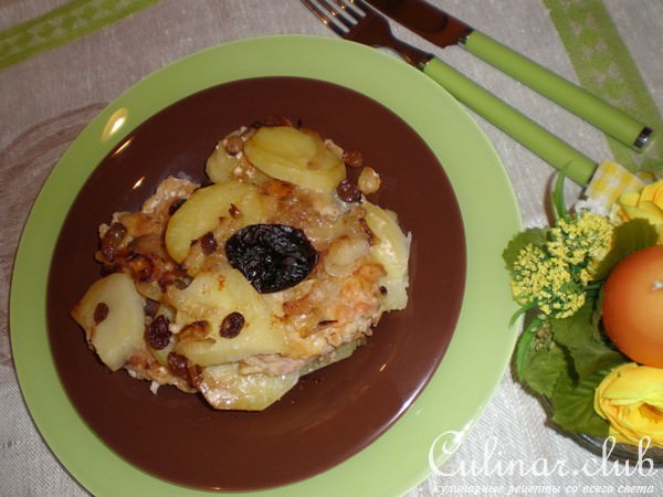 отбивные в шубке, запеченные с картофелем, черносливом и изюмом
