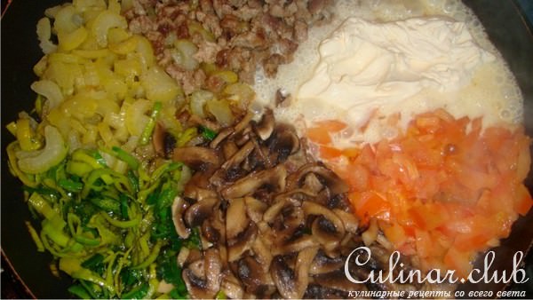 Рубленное свиное мясо с грибами и спагетти.