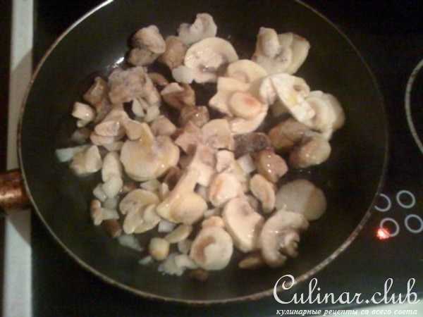 Картошечка с грибным соусом и сыром в горшочках