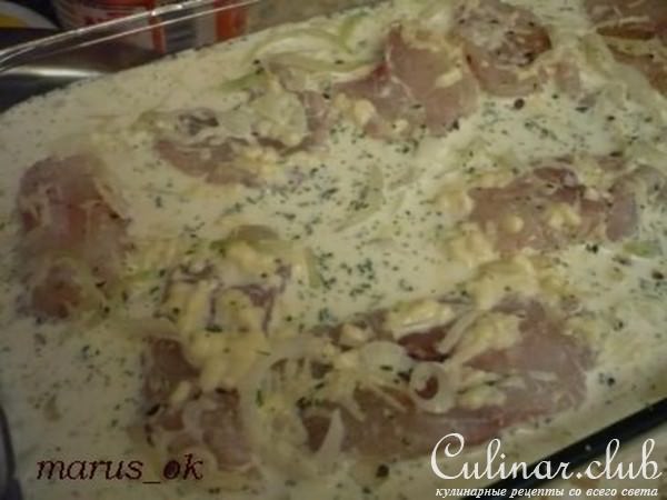 Рыбка морская под луковой шапкой в сырном соусе