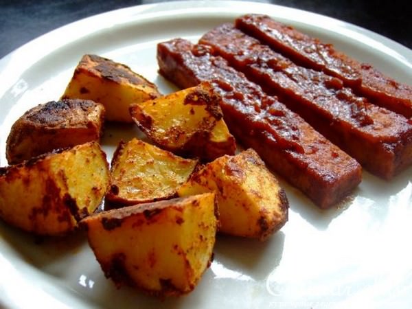 Запеченый картофель с колбасками "барбекю"