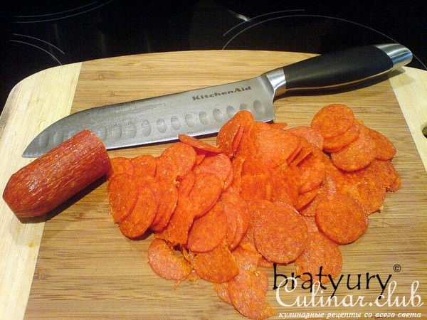 Пицца с грибами, сыром Mozzarella и колбасой Pepperoni