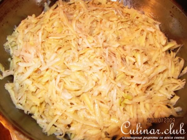 Картофельная запеканка под сырно-шкварочным соусом