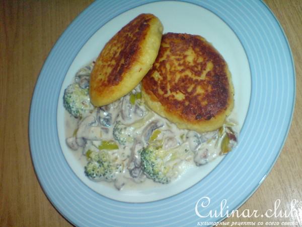 Картофельные котлеты под грибным соусом с брокколи
