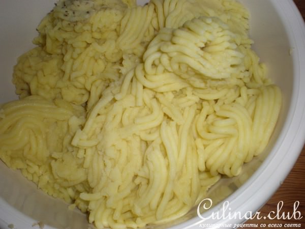 Картофельные котлеты с подливкой из сушённых грибов
