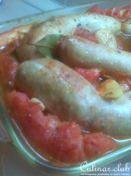 Помидоры печеные с куриными колбасками, перцем и пряными травами