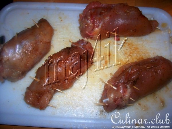 Сочные рулетики из куриной грудки в томатно-винном соусе да под сливочно-сырной шапкой