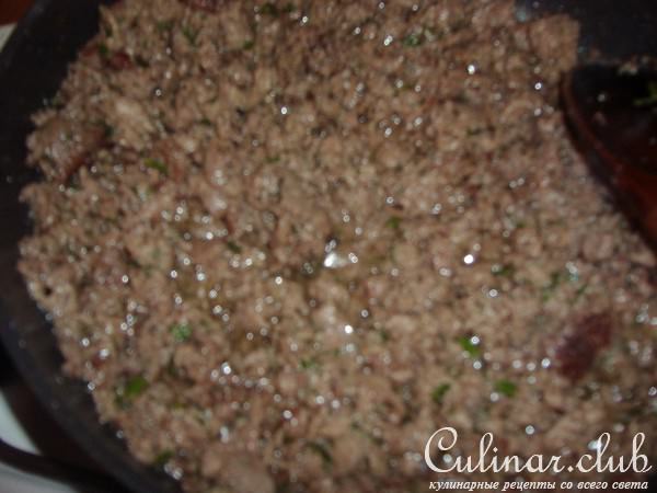 Паста с мясным фаршем и грибами в сметанном соусе