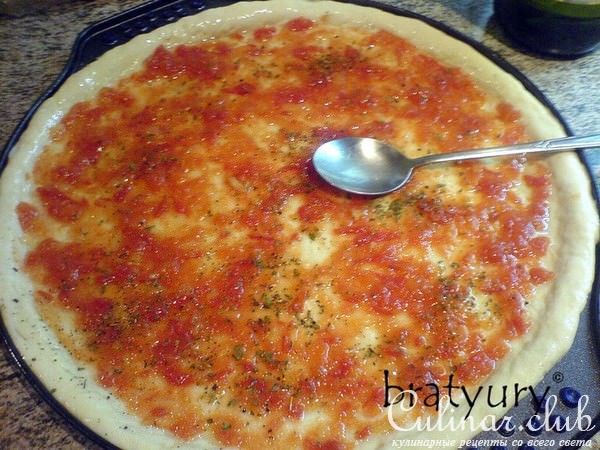 Пицца с грибами, сыром Mozzarella и колбасой Pepperoni