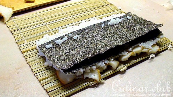 Роллы с копчёным кальмаром.