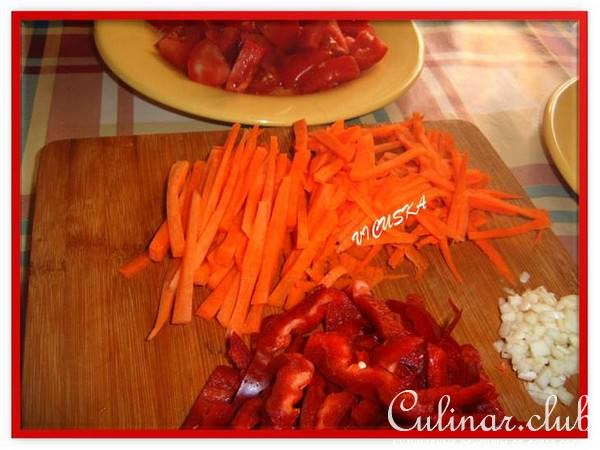 ЗАПЕКАНКА ИЗ ЦВЕТНОЙ КАПУСТЫ, МЯСА И ОВОЩЕЙ, УЛОЖЕННЫЕ СЛОЯМИ