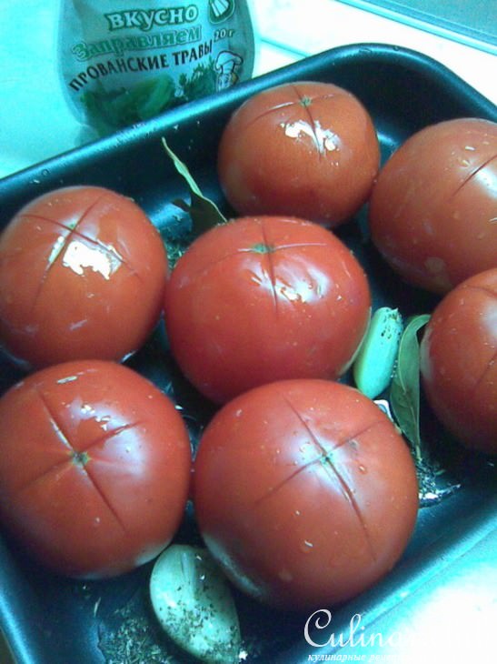 Помидоры печеные с куриными колбасками, перцем и пряными травами