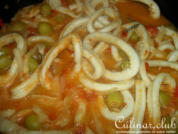 Кальмары с томатом и оливками