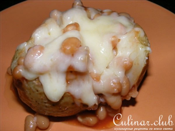      (baked potate with beans and cheese) 