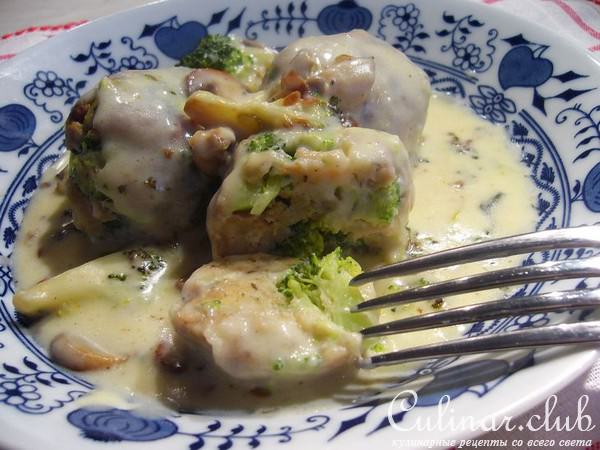 Брокколи-кнедли под соусом с брокколи и шампиньонами