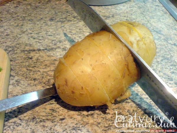 Катофель "веером" в духовке с минимумом приправ, однако исключительно вкусно