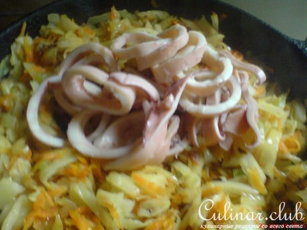 Солянка на сковороде с кальмарами