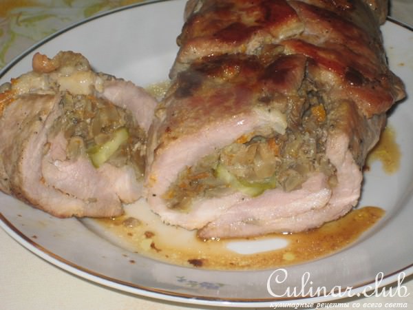 Рулет из свинины с грибами и солеными огурцами.