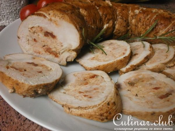 Рулет из куриной грудки, фаршированный фаршем из кролика со специями " Тамаро"