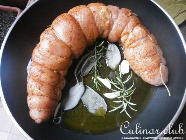 Рулет из куриной грудки, фаршированный фаршем из кролика со специями " Тамаро"