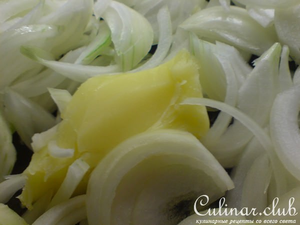 Свинина запечённая с луком,томатами и вином