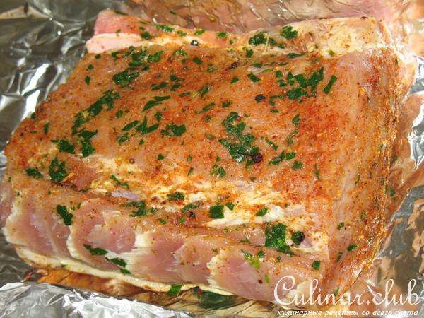 Запеченная свинина с конфитюром из лука, чеснока и винограда.