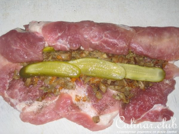 Рулет из свинины с грибами и солеными огурцами.