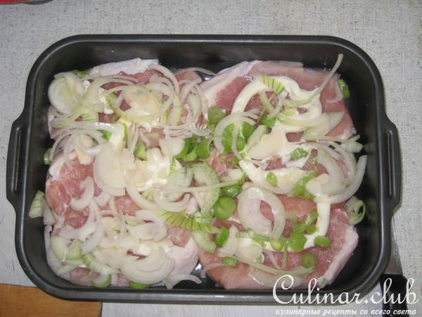 Свининка под подушкой и запеченый картошка.