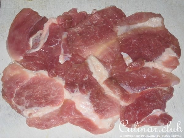 Рулет из свинины с грибами и солеными огурцами.