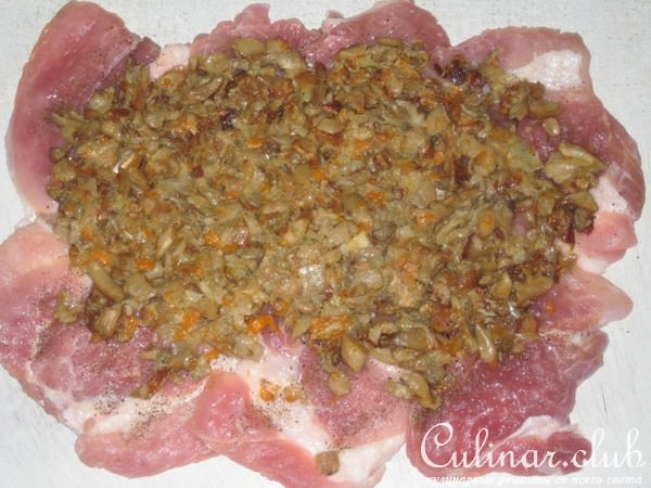 Рулет из свинины с грибами и солеными огурцами.