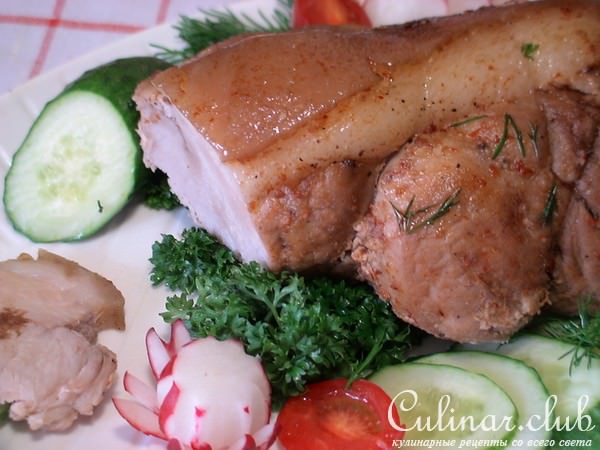 Маринованная свинина, запеченная в ржаном тесте.