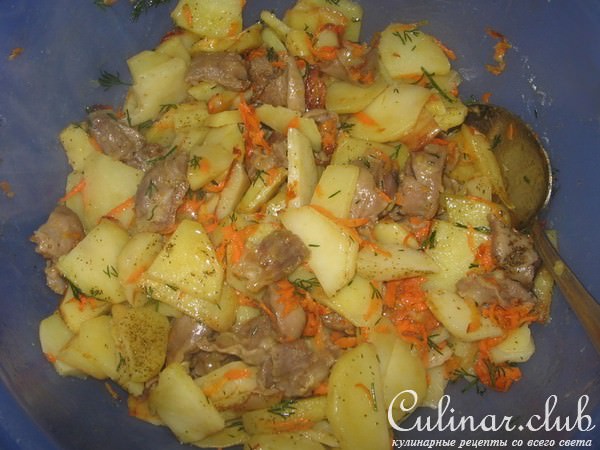 Жаркое в горшочке из куриных желудочков.