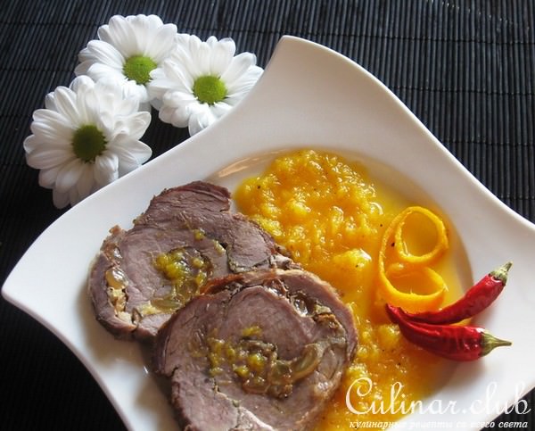 Мясной рулет с яблочно-изюмовой начинкой