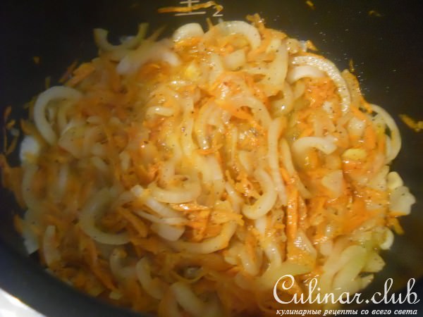 Тушеный кролик со сметаной с сыром и зеленью ( рецепт для мульти)
