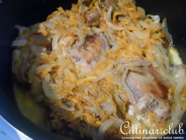 Тушеный кролик со сметаной с сыром и зеленью ( рецепт для мульти)